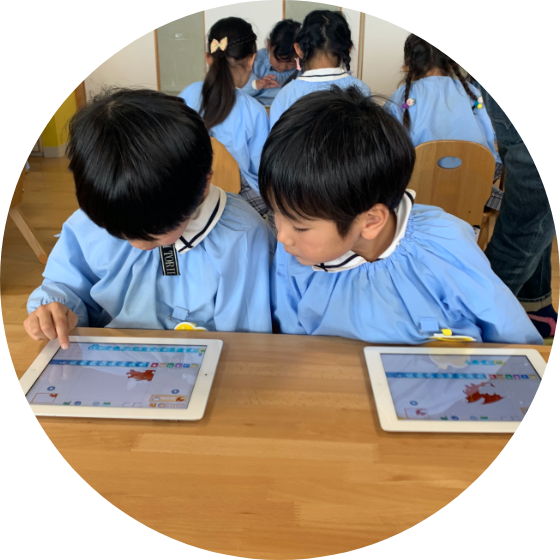 保育士のサポートで一緒に学ぶ専門講師による専門教育。
