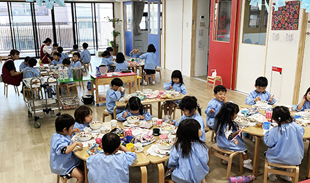 乳児 / 11:00〜 昼食 幼児 / 11:30〜 昼食